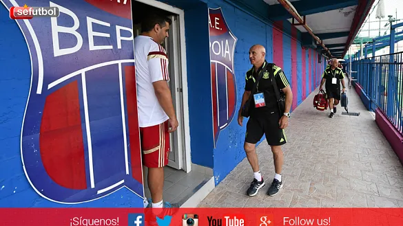 Luis de a Fuente, Seleccionador nacional Sub-19, accede al vestuario del estadio de Véria 