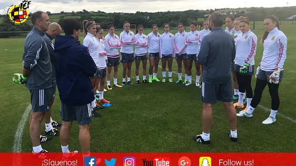El Seleccionador Sub-19 femenino, Pedro López, da instrucciones a sus jugadoras en Castlereagh  