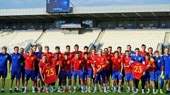 Los jugadores de la Selección Sub-21 posan con el número 23 de Yeray Álvarez