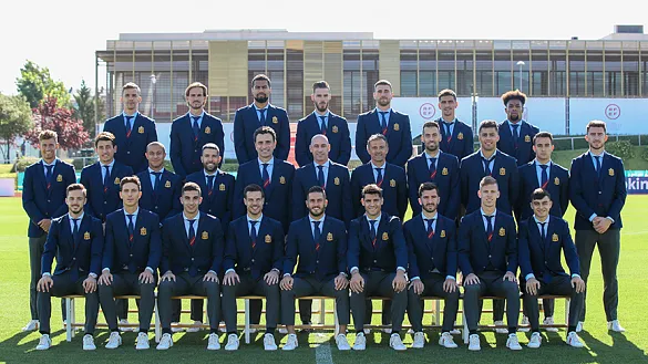 La delegación española posan con su nuevo traje oficial