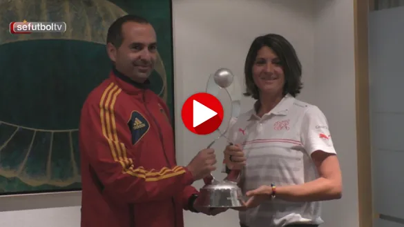 Pedro López y Monica di Fonzo posaron con la copa del Europeo femenino Sub-17