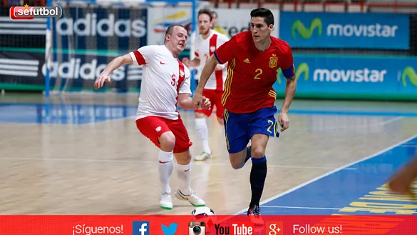 Carlos Ortiz en un acción ante Polonia