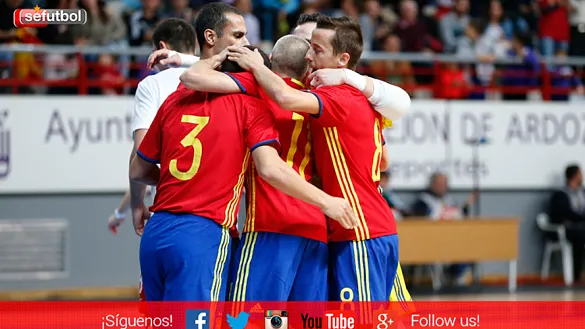 Jugadores se abrazan después de un gol