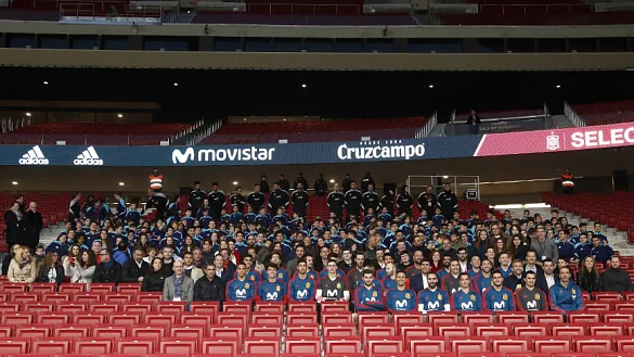 Los internacionales posaron con representantes de AFE al término del entrenamiento en el Wanda Metropolitano