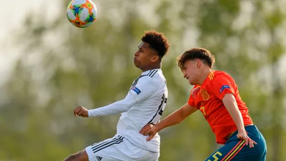 Álvaro Carillo disputa un balón ante Alemania