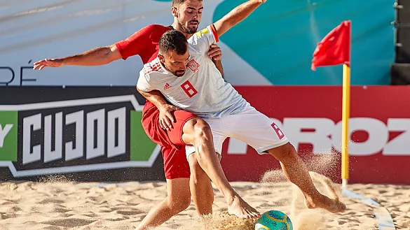 Adrián pugna con un balón ante Portugal