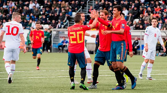 Los jugadores de España celebran un gol