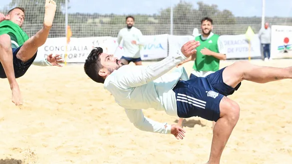 Pedro pretende hacer una chilena y Domingo intenta pararla también de chilena