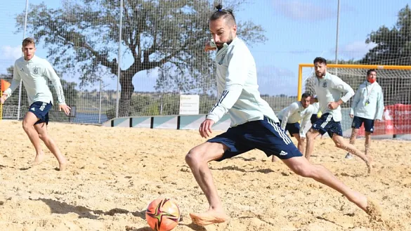 Llorenç remata a puerta en un monento del entrenamiento