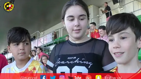 Aficionados animando a España