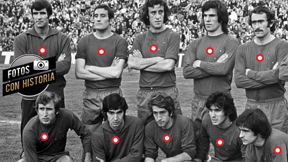 Los jugadores de la Selección española posan en Madrid el 15 de abril de 1975 