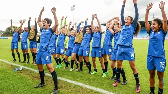 La selección francesa festeja un triunfo en el presente Europeo Sub-19 femenino