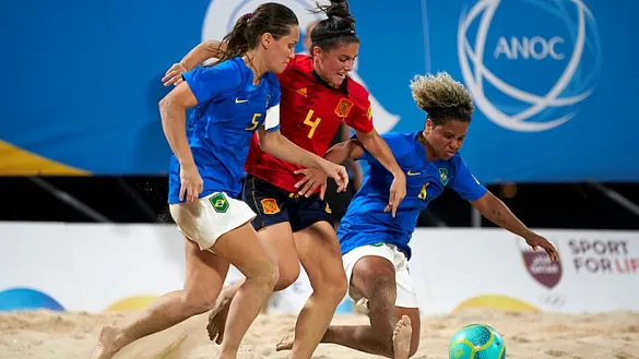 Carmen puja por un balón ante las brasileñas