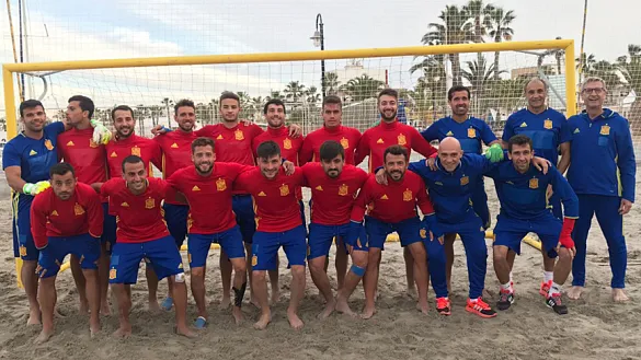 La Selección española de Fútbol Playa posa en su campo de entrenamiento en San Pedro del Pinatar