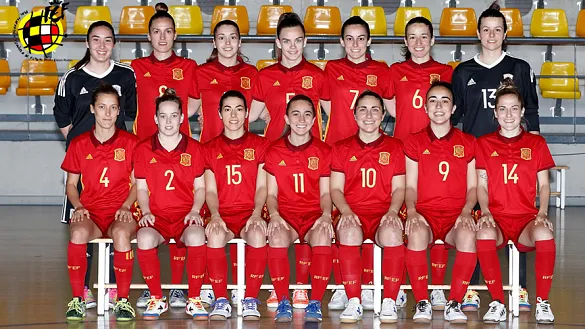 La selección femenina de fútbol sala posa en la Ciudad del Fútbol