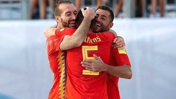 Los jugadores de la Selección española de fútbol playa celebran uno de los goles contra Suiza  