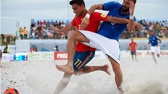 Momento de la final de la Liga Europea de Fútbol Playa entre Italia y España