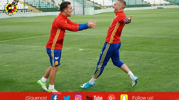 Gerard Deulofeu y Alejandro Grimaldo durante el entrenamiento en Gdansk