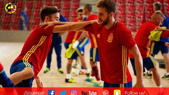 Mario Rivillos y Pola durante el entrenamiento de la Selección Española previo al choque frente a Rusia