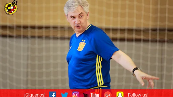 José Venancio López da instrucciones durante el entrenamiento de los suyos en Cali