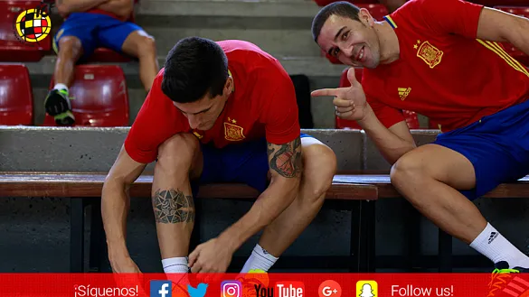José Ruiz bromea con Carlos Ortiz antes del entrenamiento de los internacionales en Cali