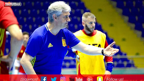 José Venancio López da instrucciones a los suyos durante el entrenamiento en Bucaramanga