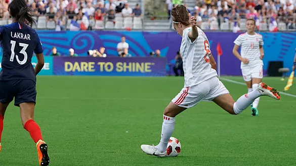 Patri Guijarro rematando a puerta