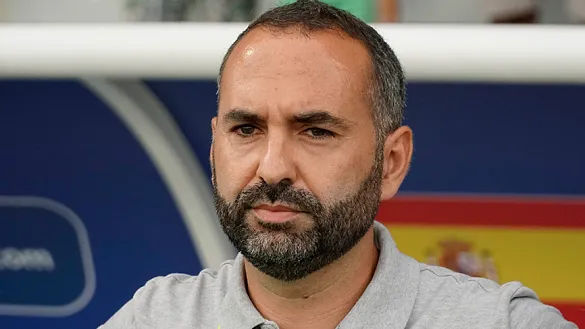 El seleccionador nacional Sub-20 femenino, Pedro López, durante la semifinal frente a Francia