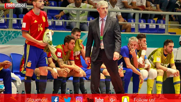 José Venancio López da instrucciones durante el España - Marruecos jugado en Bucaramanga
