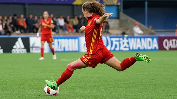 Candela Peña lanzando a puerta