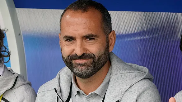 El seleccionador nacional Sub-20 femenino, Pedro López, en gesto pensativo durante el encuentro contra Nigeria