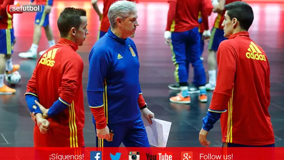 José Venancio López da instrucciones a los suyos en Belgrado