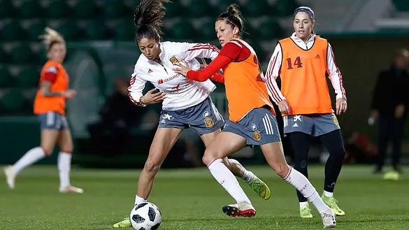 La Selección española femenina entrena en el estadio Martínez Valero de Eche