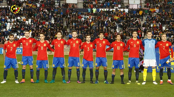 Los jugadores de la Selección Española Sub-21 forman antes de su último partido