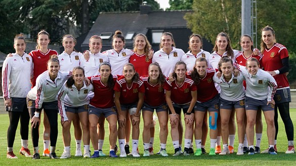 La Selección española Sub-20 femenina posa tras el último entrenamiento antes del partido contra Japón