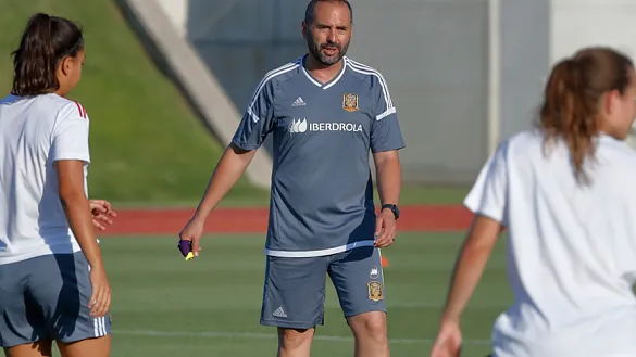 El Seleccionador nacional Sub-20 femenino, Pedro López, dirige la sesión en Las Rozas