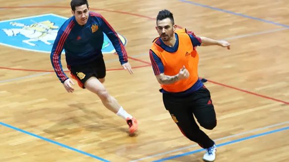 Rafael García "Bebe" persigue a Álex durante el entrenamiento de la selección española de fútbol sala