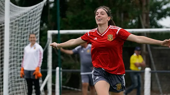Eva Navarro celebra un tanto durante el entrenamiento en Rosporden
