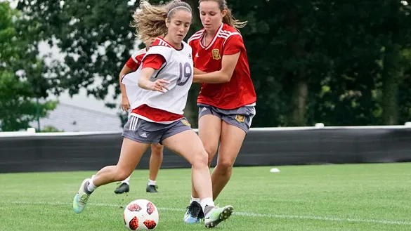Maite Oroz, jugadora de la Selección española Sub-20 femenina junto a su compañera Paula Sancho