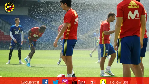 Los aspersores hacen acto de presencia durante el entrenamiento de los Sub-21 en Cracovia