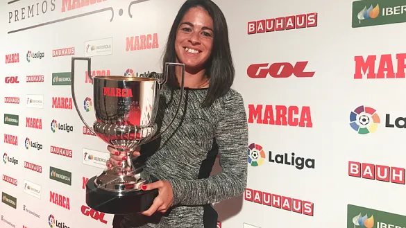Marta Torrejón con su premio a la mejor jugadora de la Selección
