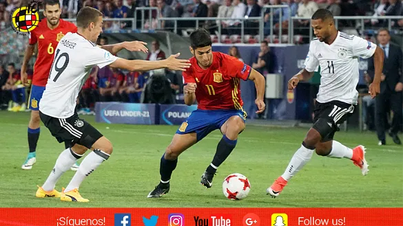Marco Asensio intenta driblar a un rival durante el Alemania - España de Cracovia