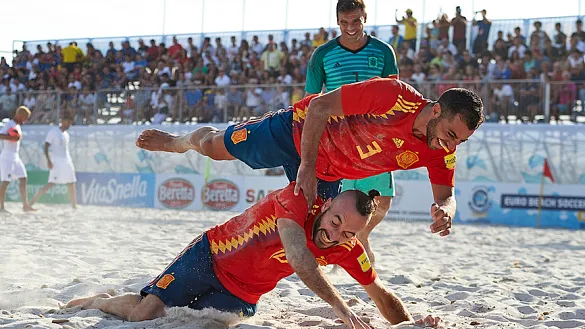 Antonio Mayor, Llorenç Gómez y Dona celebran uno de los tantos contra Portugal