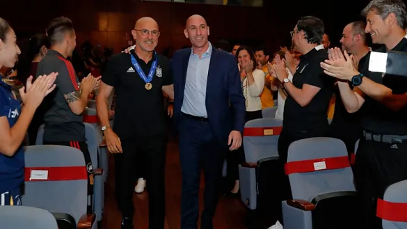 El presidente de la RFEF y el seleccionador Sub-21 reciben la ovación en el auditorio Luis Aragonés