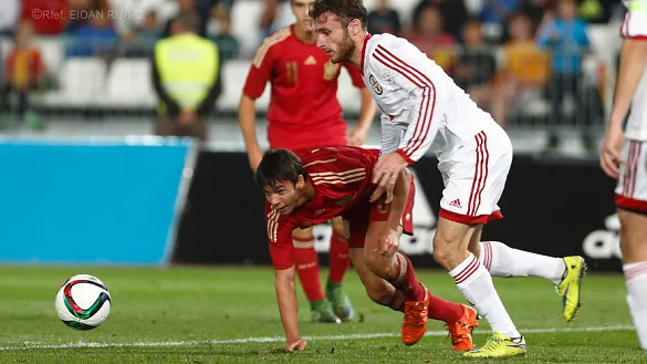 Óliver Torres lucha por un balón durante el España - Georgia Sub-21 disputado en Almería