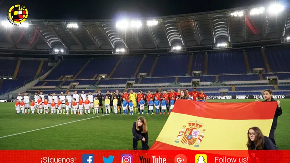 Las selecciones Sub-21 de Italia y España escuchan los himnos antes de su partido