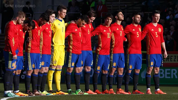 La Selección Española Sub-21 durante el minuto de silencio guardado antes del partido frente a Croacia