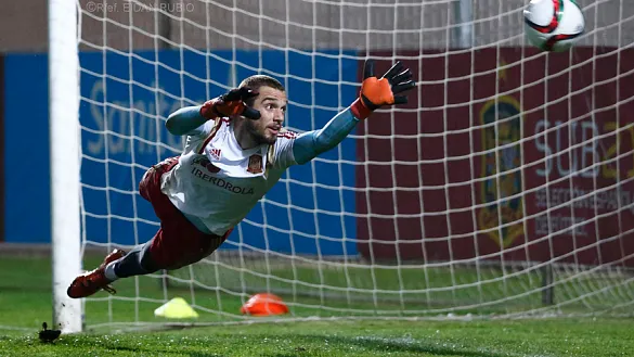 El guardameta internacional Pau López, durante el entrenamiento de los Sub-21 en la Ciudad del Fútbol 