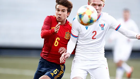 Riqui Puig pelea por la victoria durante el partido es Islas feroe