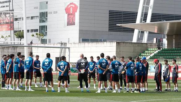 Julen Lopetegui ofrece instrucciones al equipo durante el entrenamiento de este jueves